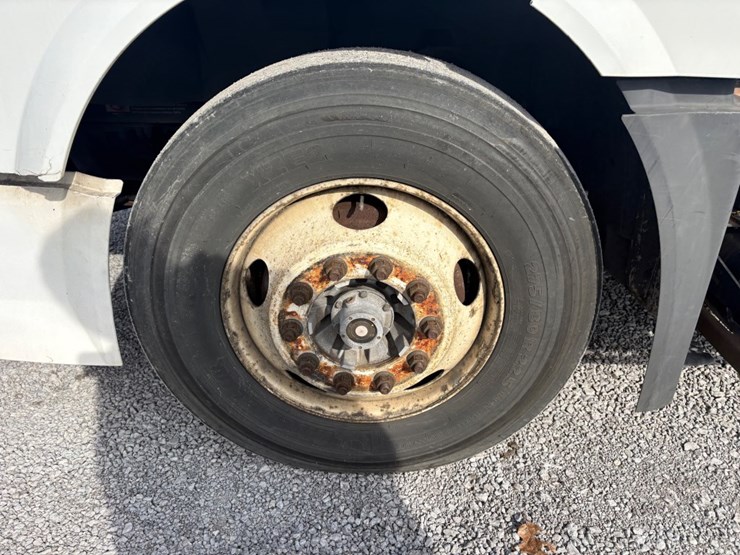 #30707-•-2016-volvo-single-axle-truck-tractor-image-12