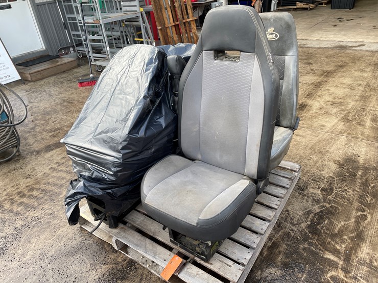 #1319-•-(4)-air-ride-seats-image-1