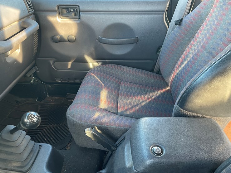 2000-jeep-wrangler-sport-image-37