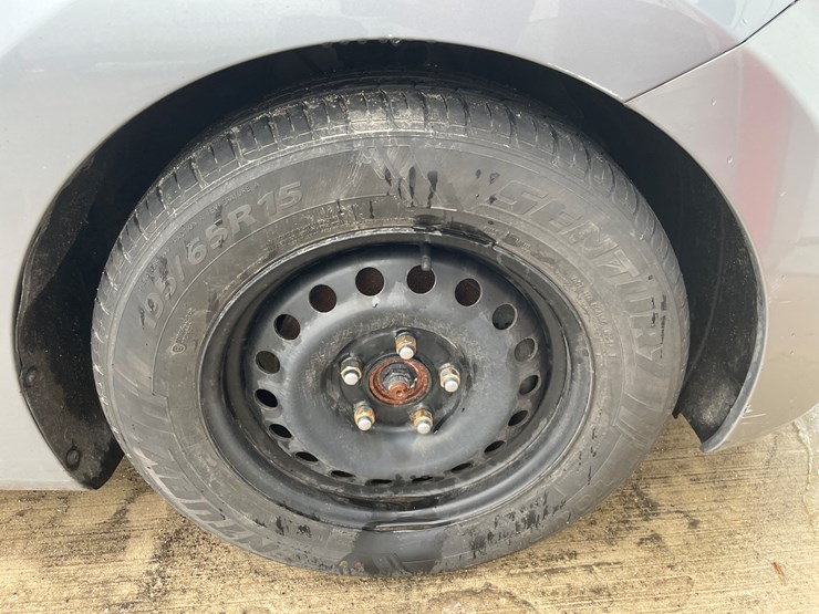 #1048-•-2015-hyundai-elantra-sedan-(has-wi-title)-image-31