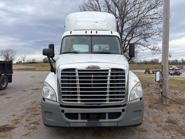 #30502-•-2018-freightliner-cascadia-tandem-axle-truck-tract-image-2