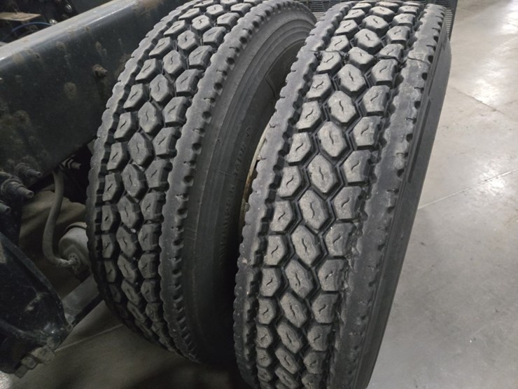 #2298-•-2015-freightliner-cascadia-day-cab-truck-tractor-image-77