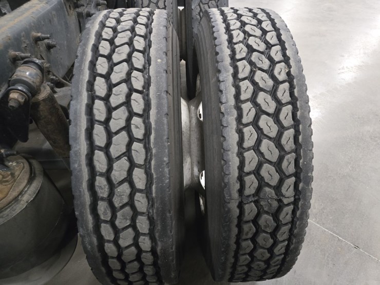 #2298-•-2015-freightliner-cascadia-day-cab-truck-tractor-image-75