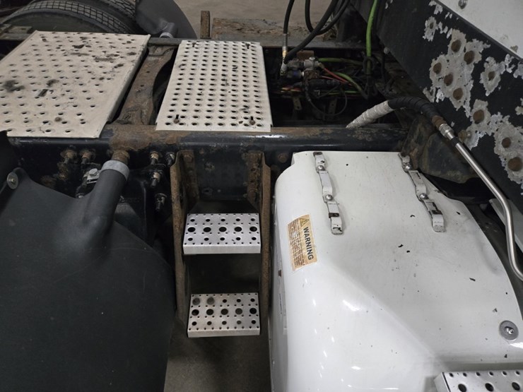 #2298-•-2015-freightliner-cascadia-day-cab-truck-tractor-image-29