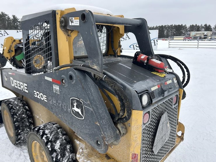 deere-320e-image-26