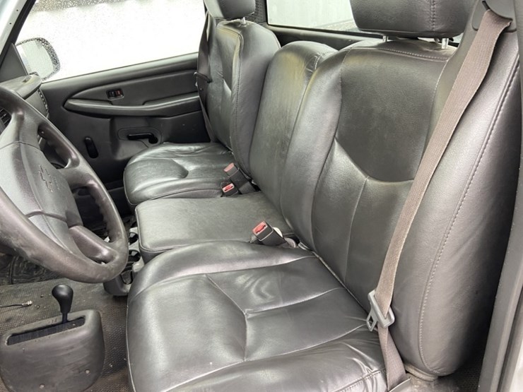 2004-chevrolet-silverado-4x4-pickup-image-18