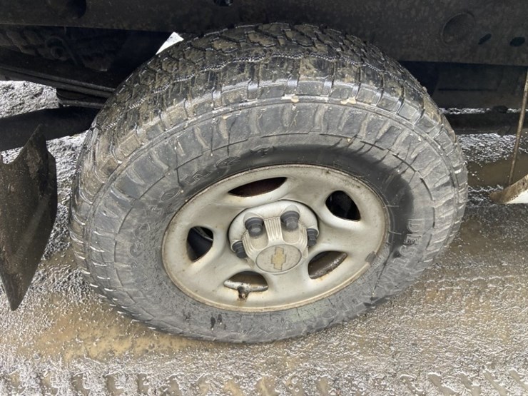 2004-chevrolet-silverado-4x4-pickup-image-12