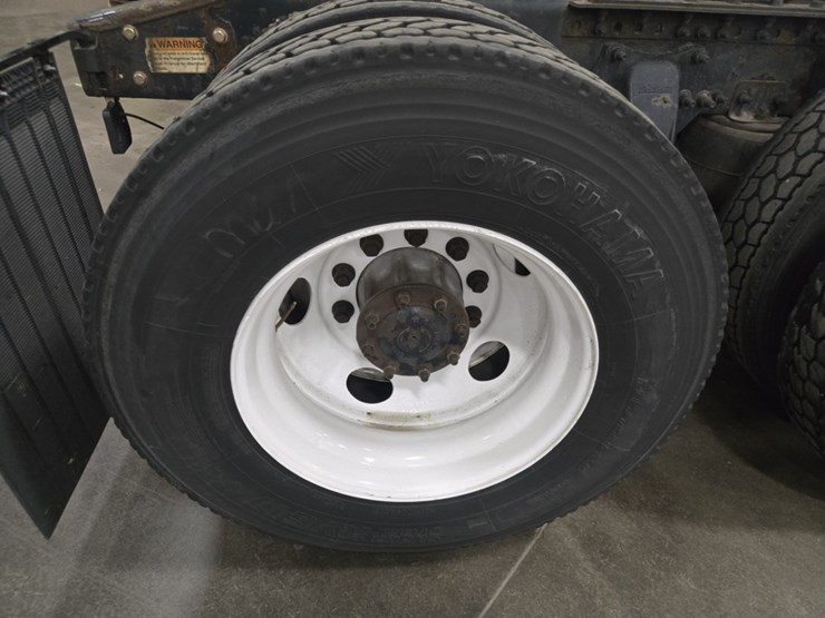 #2298-•-2015-freightliner-cascadia-day-cab-truck-tractor-image-74