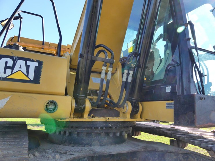 caterpillar-320-image-11