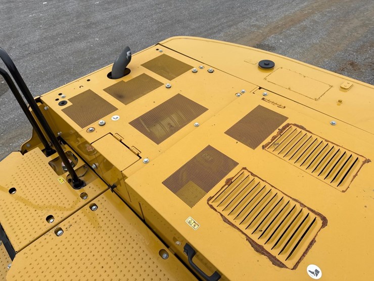 2021-caterpillar-330-image-28