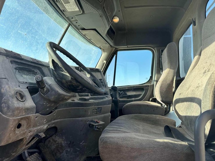 2013-freightliner-cascadia-image-8