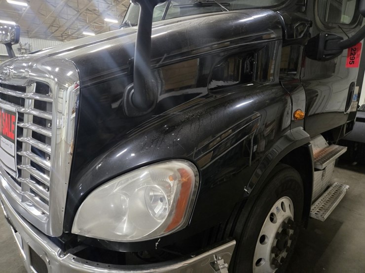 #2295-•-2016-freightliner-cascadia-day-cab-truck-tractor-image-7
