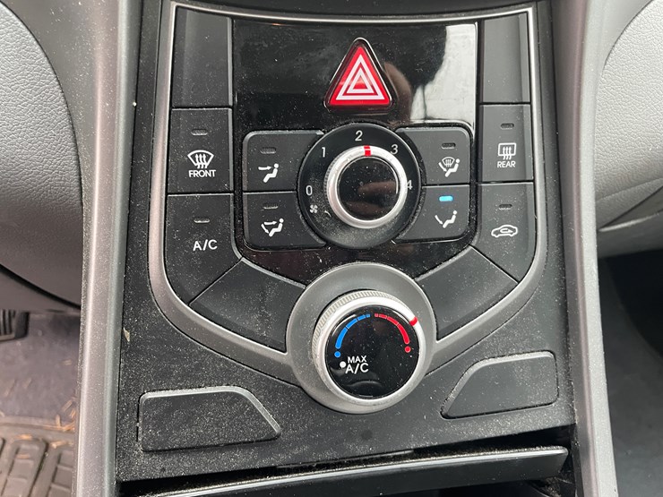 #1048-•-2015-hyundai-elantra-sedan-(has-wi-title)-image-17