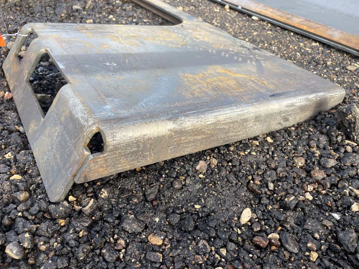 #1183-•-unused,-skidsteer-open-center-weldable-quick-attach-plate-image-3