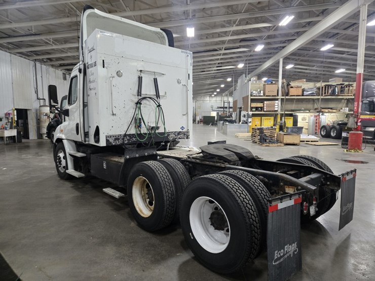 #2298-•-2015-freightliner-cascadia-day-cab-truck-tractor-image-3