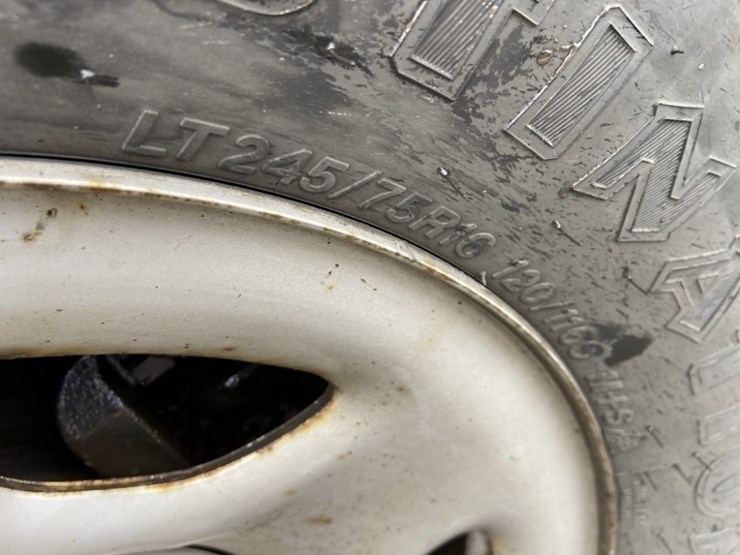 2004-chevrolet-silverado-4x4-pickup-image-10