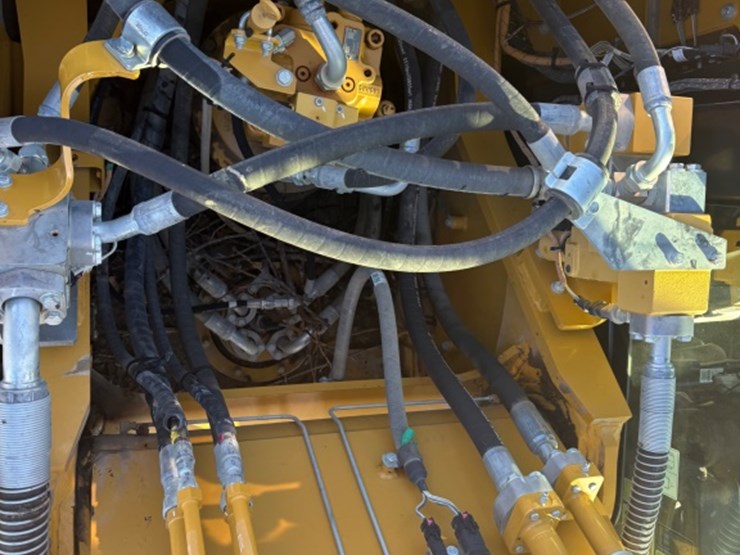 2021-caterpillar-330-image-45