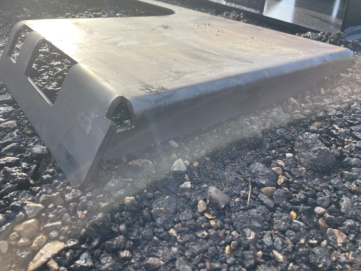 #1187-•-unused,-skidsteer-open-center-weldable-quick-attach-plate-image-3