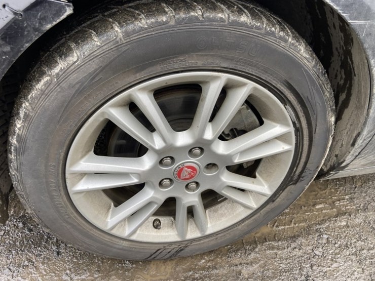 2017-jaguar-xe-25t-sedan-image-9