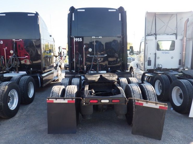 2017-peterbilt-587-image-13