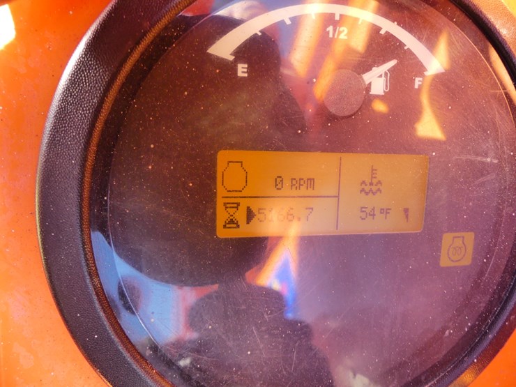 2015-jlg-8042-image-16