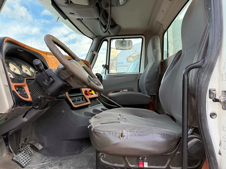 2017-international-lf687-daycab-image-4