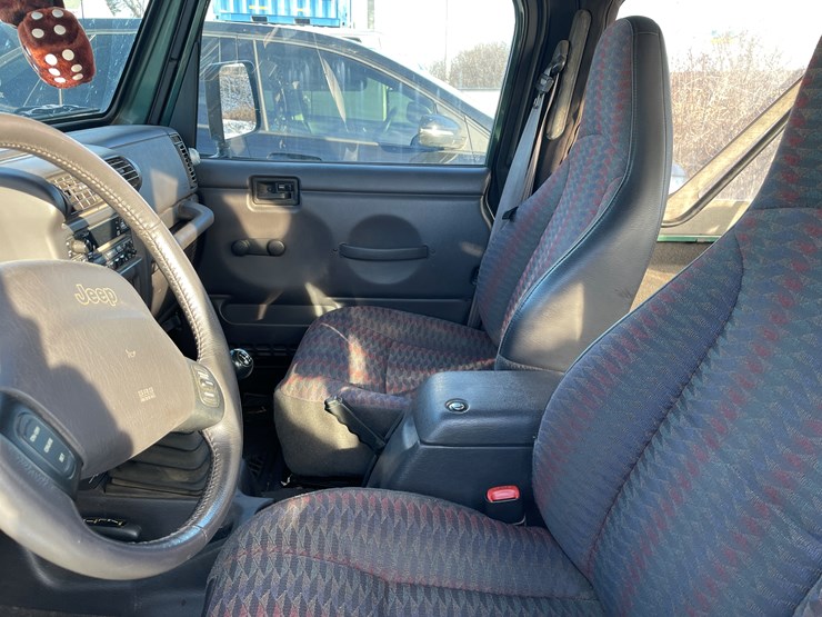 2000-jeep-wrangler-sport-image-30