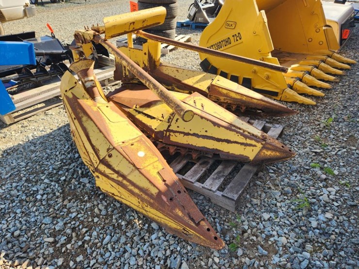 new-holland-824-image-4