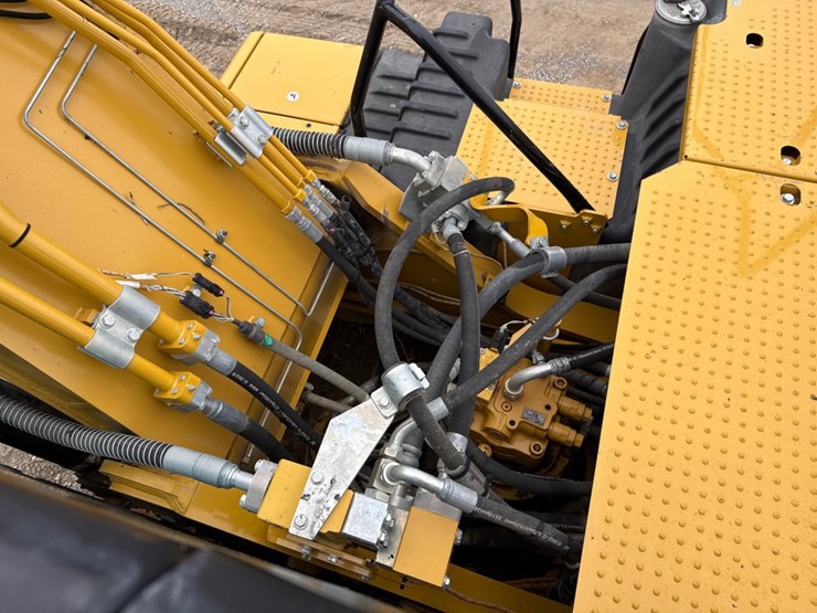 2021-caterpillar-330-image-29