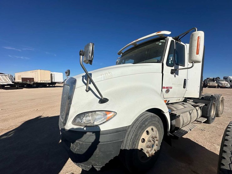 2017-international-lf687-daycab-image-1