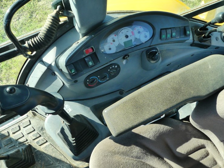 2014-new-holland-b95c-image-17