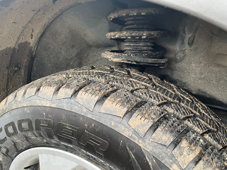 #1026-•-2006-pontiac-vibe-hatchback-(has-wi-title)-image-12