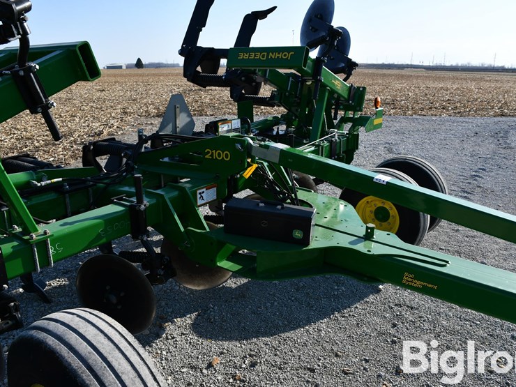 2024-john-deere-2100-image-12