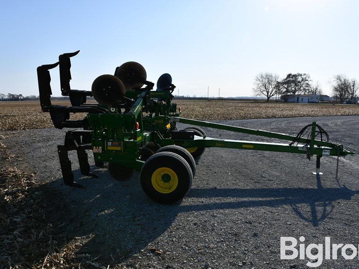 2024-john-deere-2100-image-4