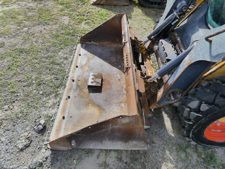 2010-deere-318d-image-8