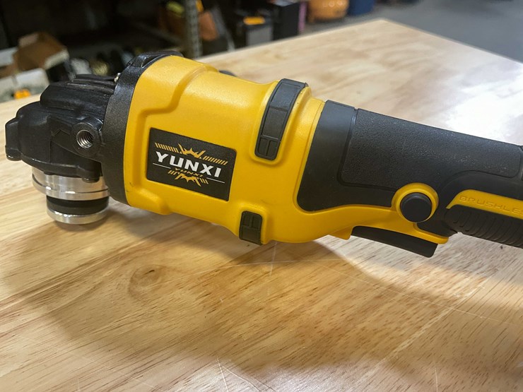 #2042-•-dewalt-style-cut-off-tool-kit-with-batteries-and-case-(pr11)-image-7