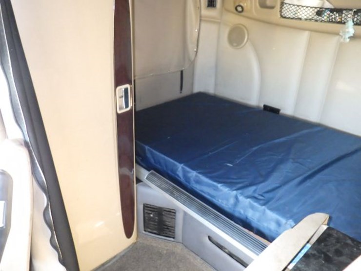 2017-peterbilt-587-image-23