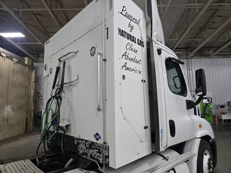 #2298-•-2015-freightliner-cascadia-day-cab-truck-tractor-image-13