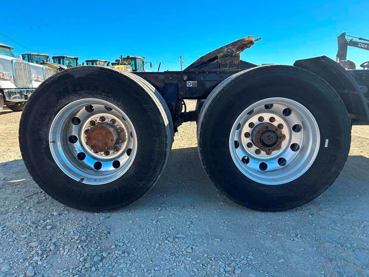 2016-peterbilt-365-image-6