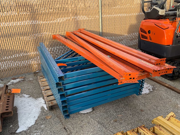#4072-•-(8)-pallet-rack-uprights-and-(8)-beams-(09)-image-1