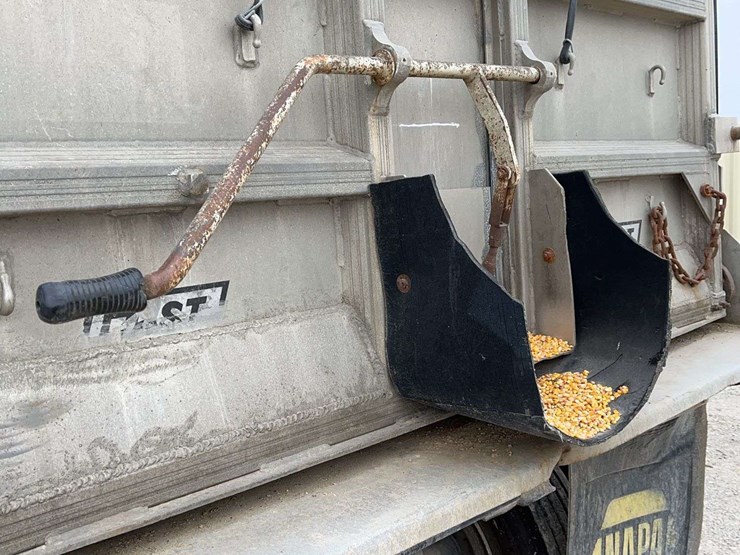 1990-east-28ft-dump-trailer,-new-hoist,-like-new-tires,-and-newer-tarp,-newer-tarp-bows,-good-liner,-really-good-shape-for-the-year,-good-shape,-just-downsizing-image-9