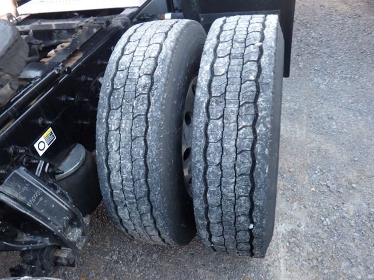 2017-peterbilt-587-image-9