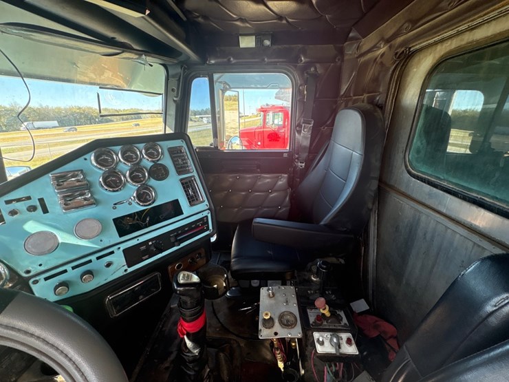 1993-freightliner-fld120-image-17