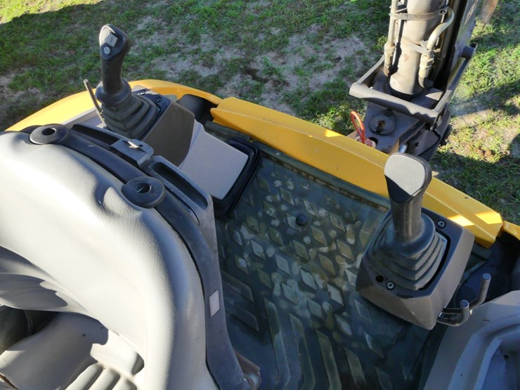 2012-volvo-bl70b-image-16