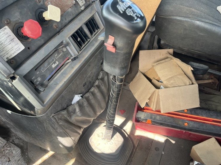 #1556-•-1999-mack-e7-460-day-cab-truck-tractor-image-42