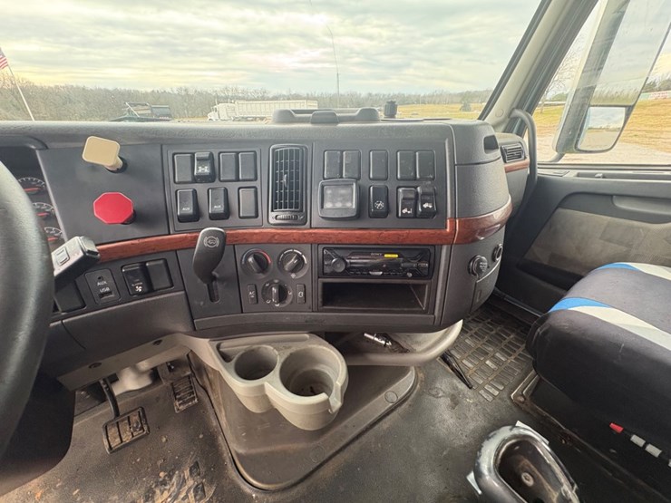 #30702-•-2011-volvo-vnl-tandem-axle-truck-tractor-image-20