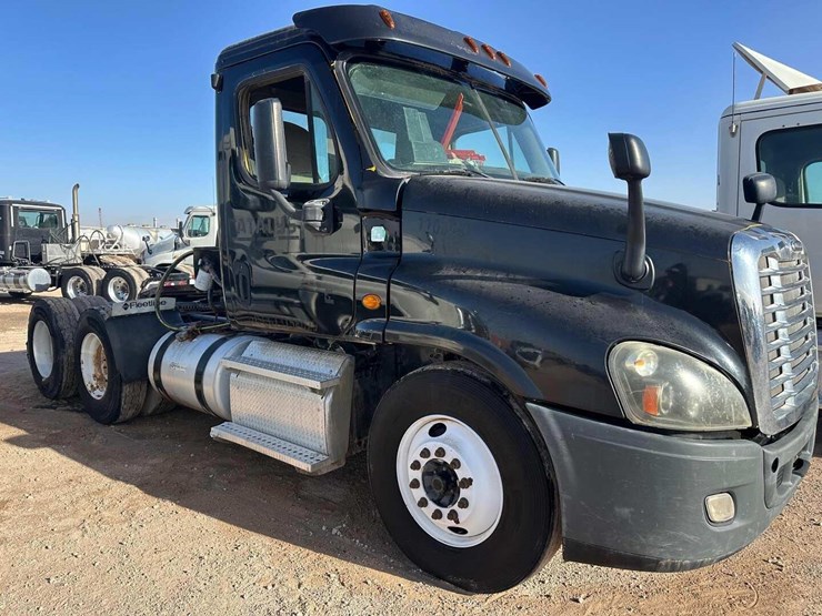 2013-freightliner-cascadia-image-3