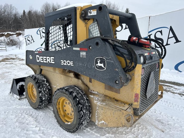 deere-320e-image-3