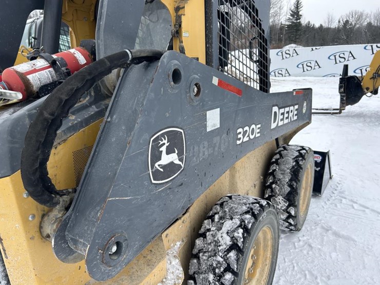 deere-320e-image-19