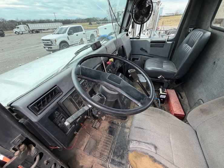 1995-international-8200-image-25